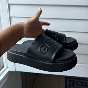Ganni platform balck slip on sandlas good as new!